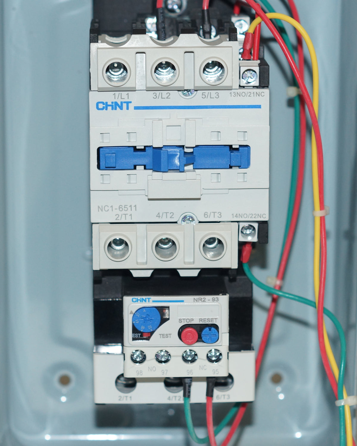 NQ2 Arrancador Trifásico 15HP 220V 37-50A con botones mca Chint